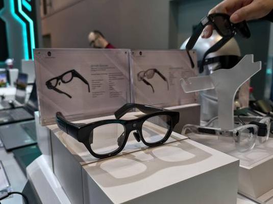 2025年AR眼镜横评：HoloLens 3 vs Vision Pro 2 vs Quest AR显示技术大对决